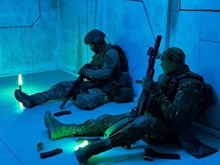 Игроки в тактическом снаряжении на арене лазертага клуб Гладиатор Пермь