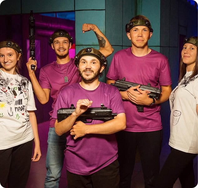 Компания взрослых играет в лазертаг на арене клуба Гладиатор в Перми